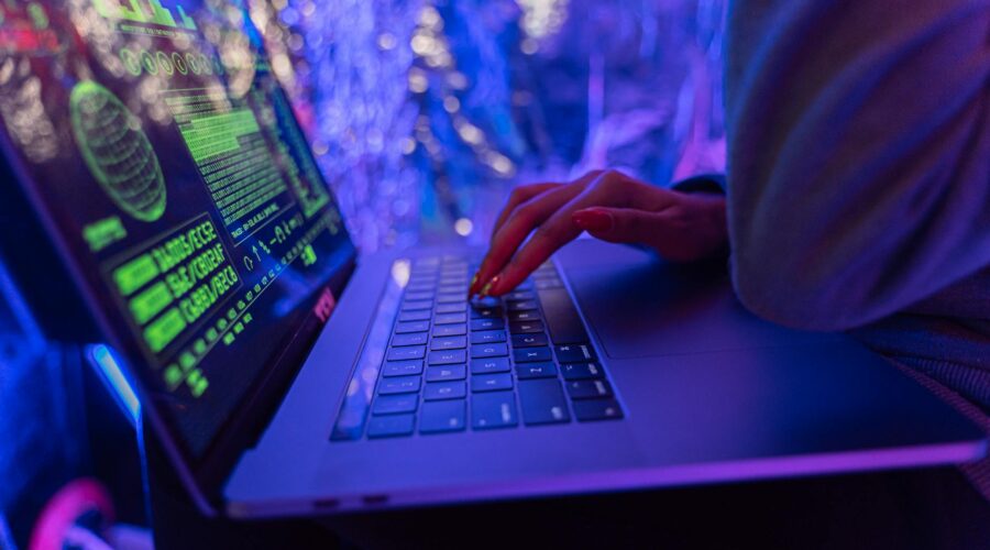 Journalism Student Uncovers Global Network of 2,200 Scam Sites