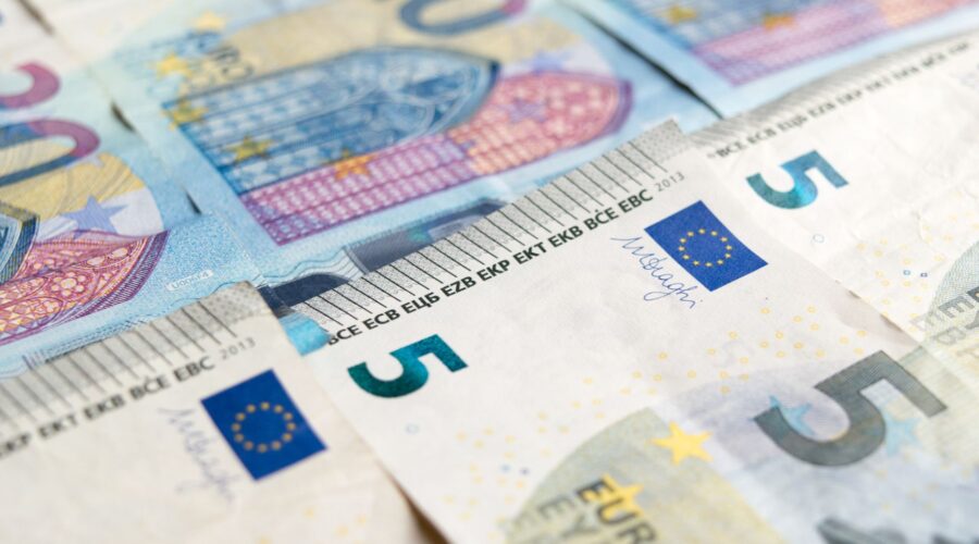 Cape Verde Consumer Confidence Rises as Savings Hit Record Low